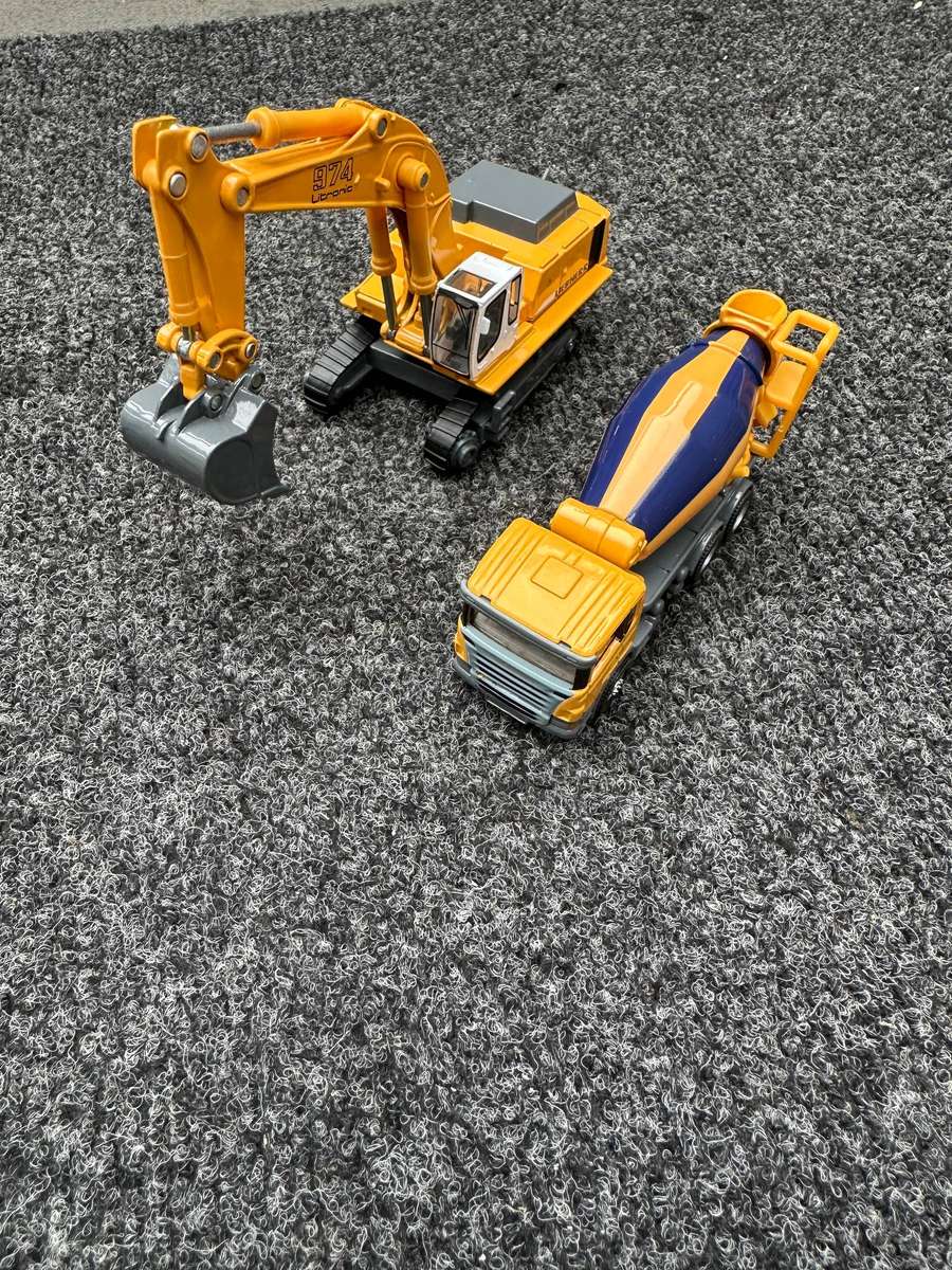 SIKU EXCAVATOR AND CEMENT MIXER