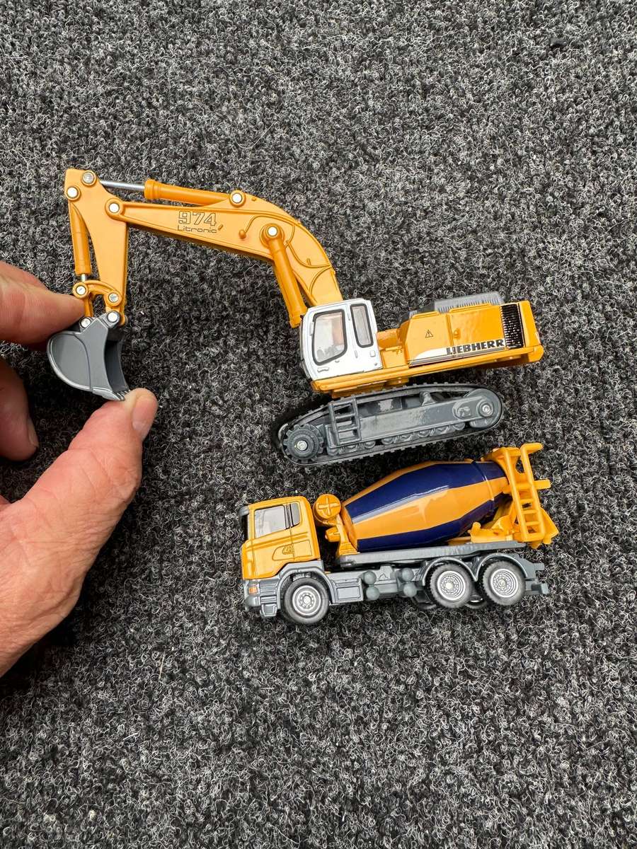 SIKU EXCAVATOR AND CEMENT MIXER