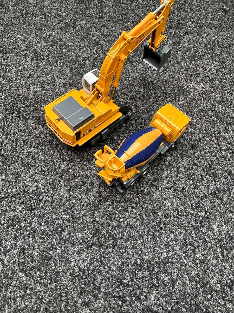 SIKU EXCAVATOR AND CEMENT MIXER