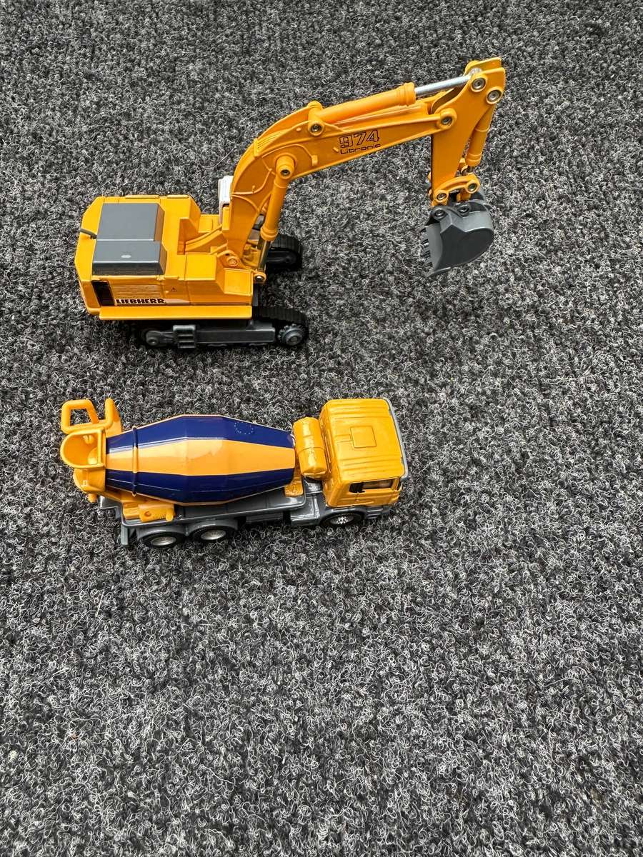 SIKU EXCAVATOR AND CEMENT MIXER