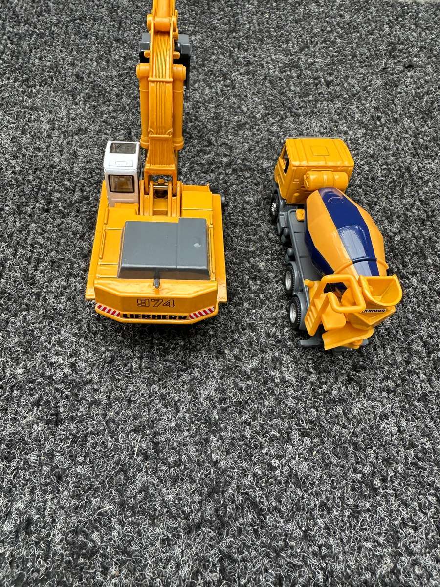 SIKU EXCAVATOR AND CEMENT MIXER