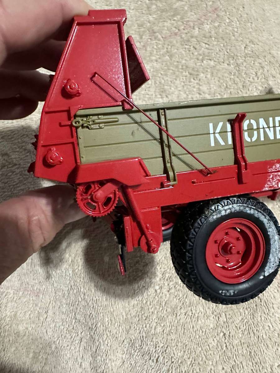 KRONE MANURE SPREADER