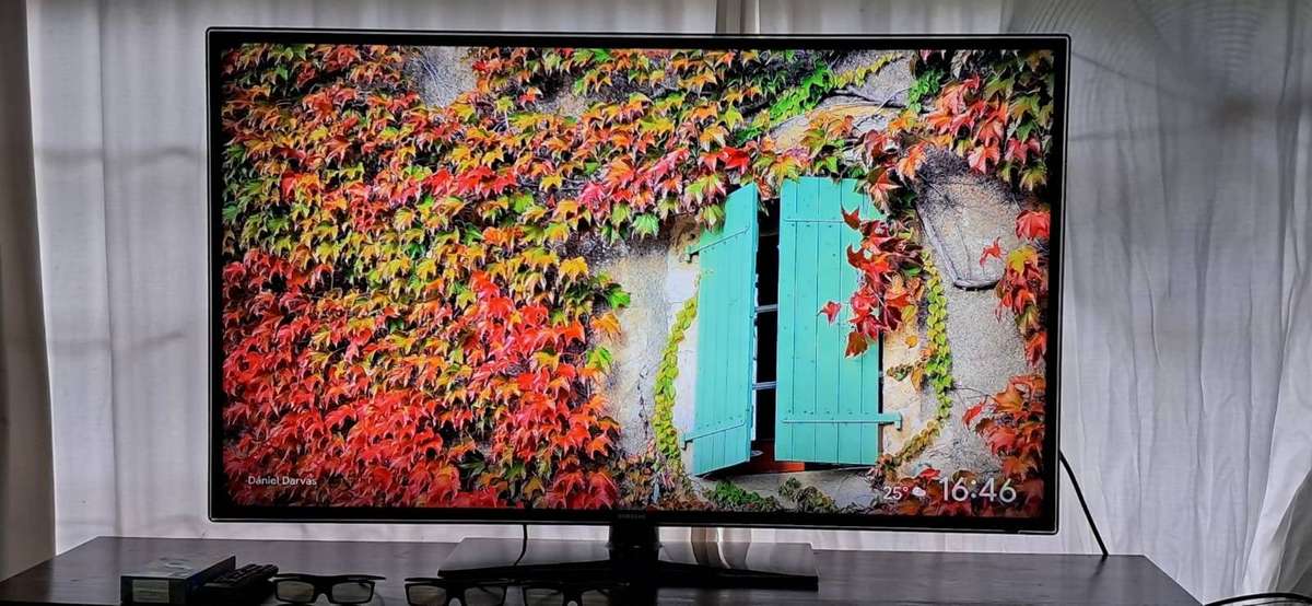 Samsung ua55F6100 55" 3D LED TV with Tuner + 4 X 3D Glasses