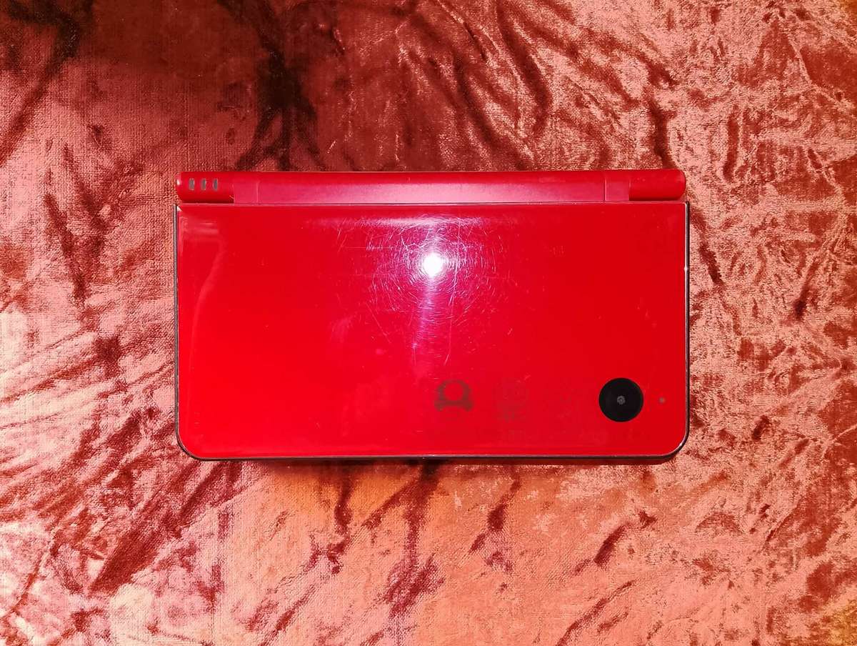 Nintendo DSi XL Super Mario Bros 25th Anniversary Edition