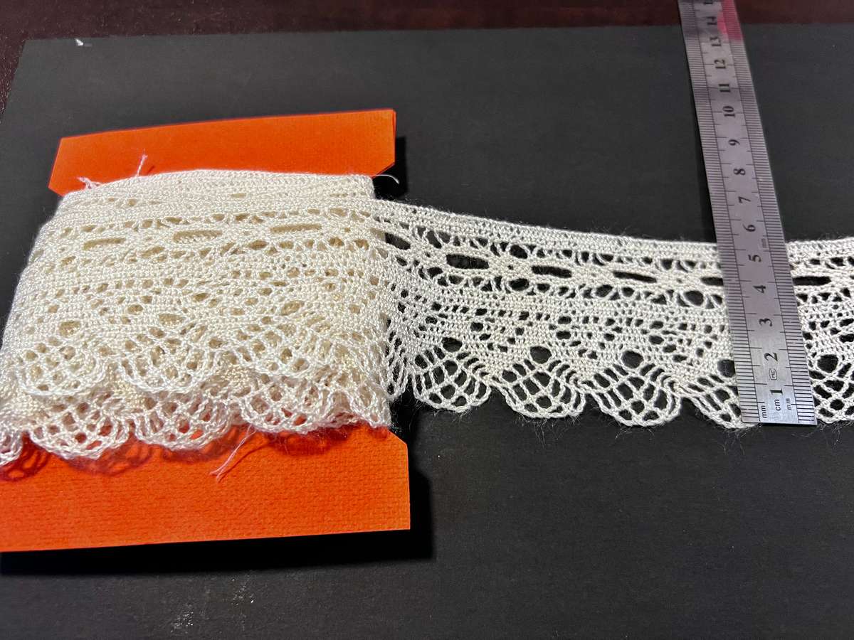 Vintage crochet style beige lace / trim