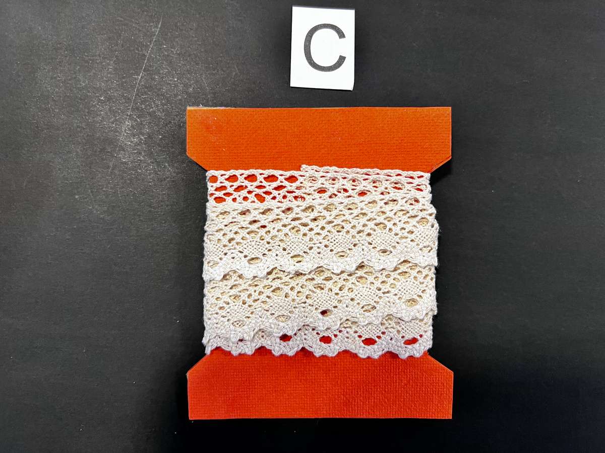 Vintage crochet style beige lace / trim