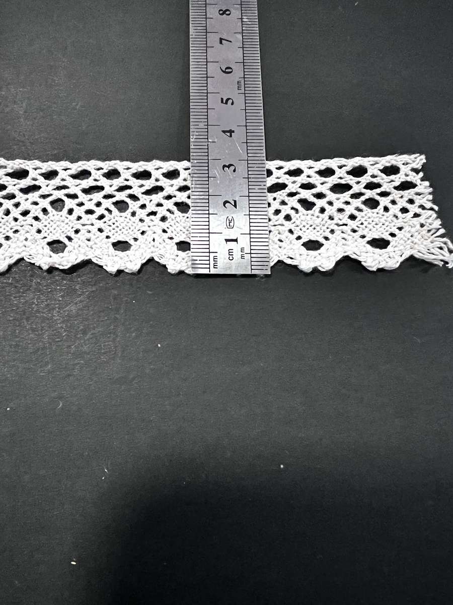 Vintage crochet style beige lace / trim