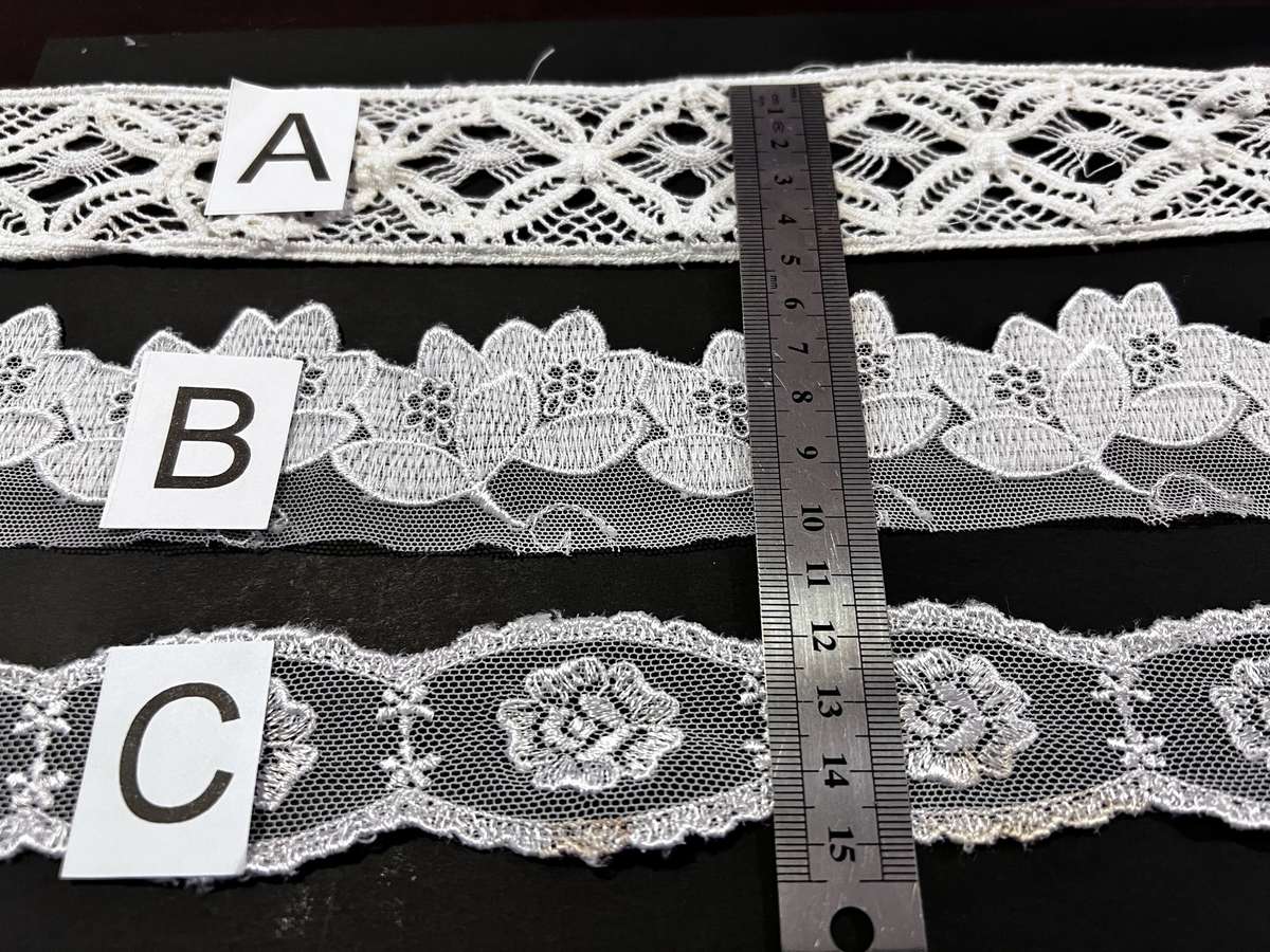 Assorted bundle of lace / trim (light coloured)