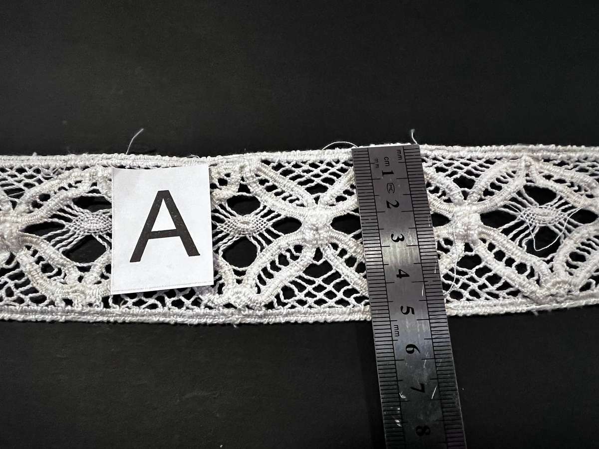 Assorted bundle of lace / trim (light coloured)