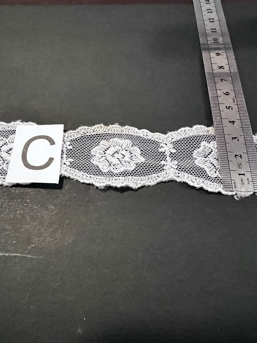 Assorted bundle of lace / trim (light coloured)