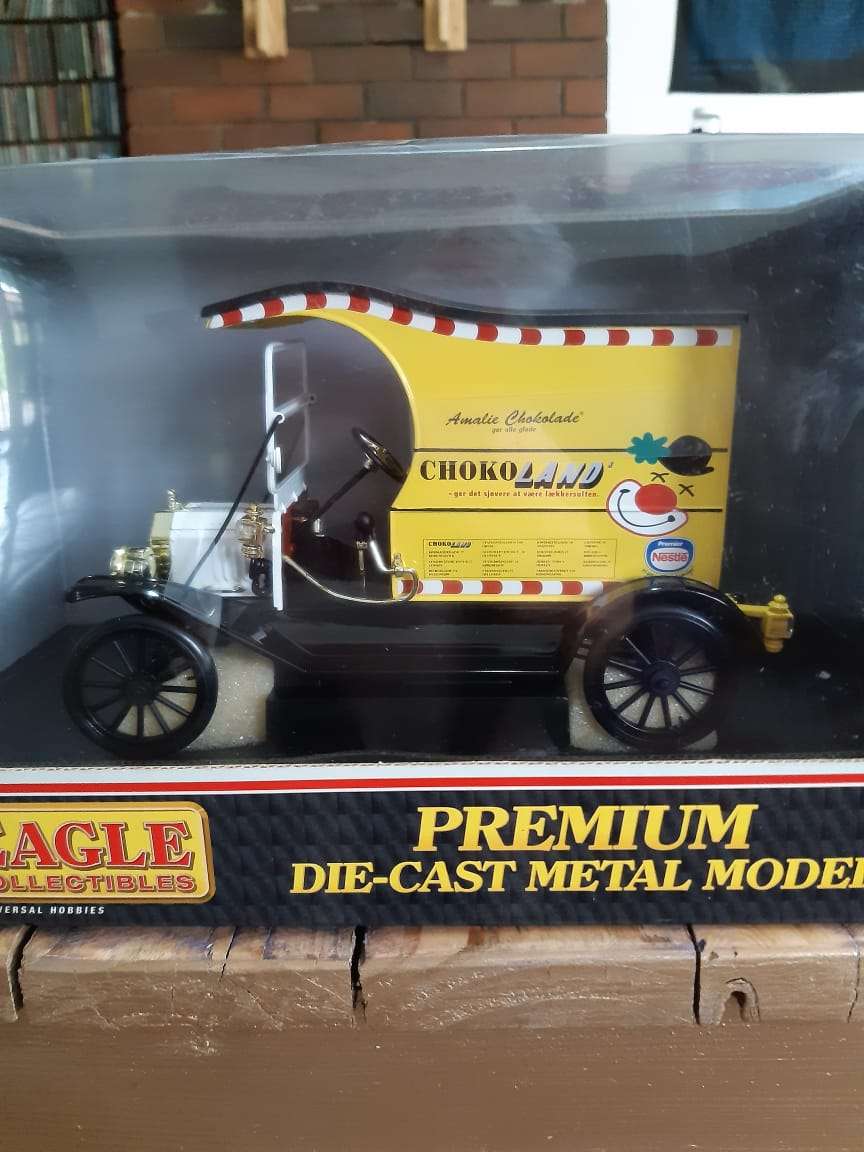Ford Model T Delivery Truck. Scale 1:18 .Die Cast.