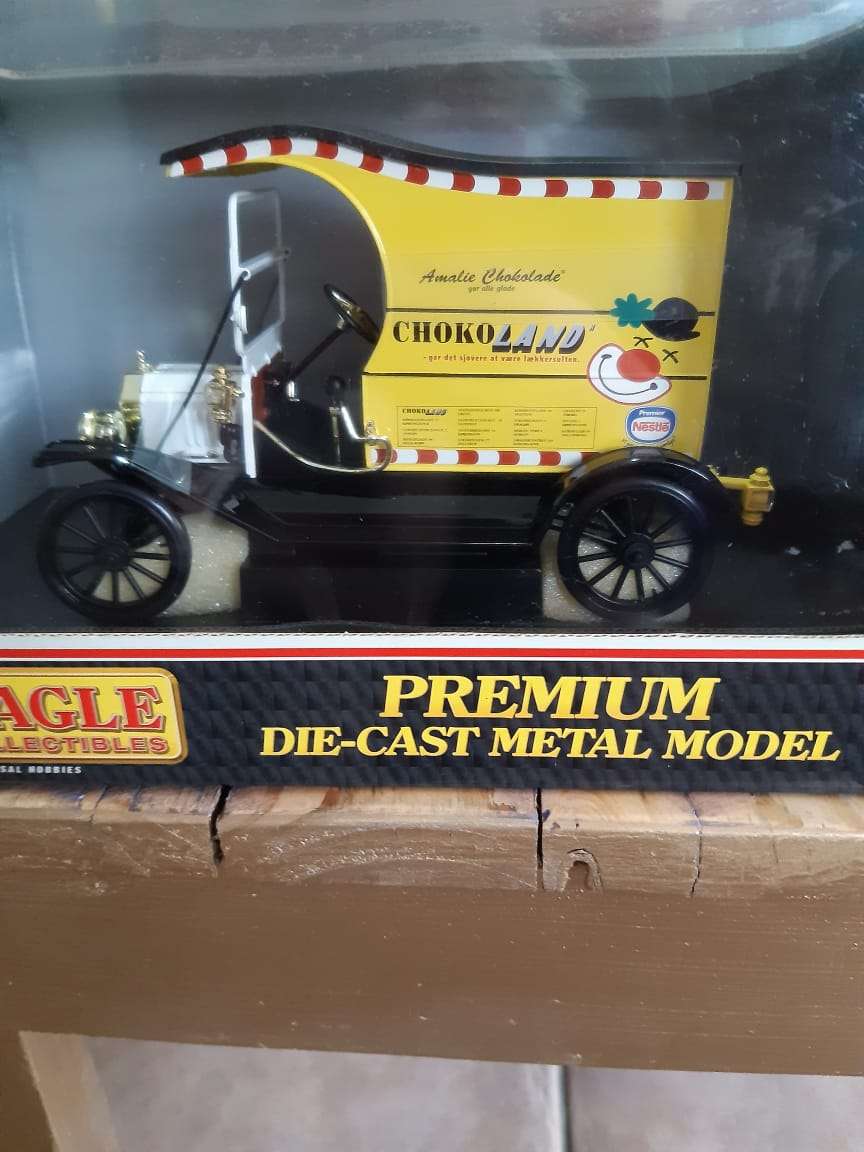 Ford Model T Delivery Truck. Scale 1:18 .Die Cast.