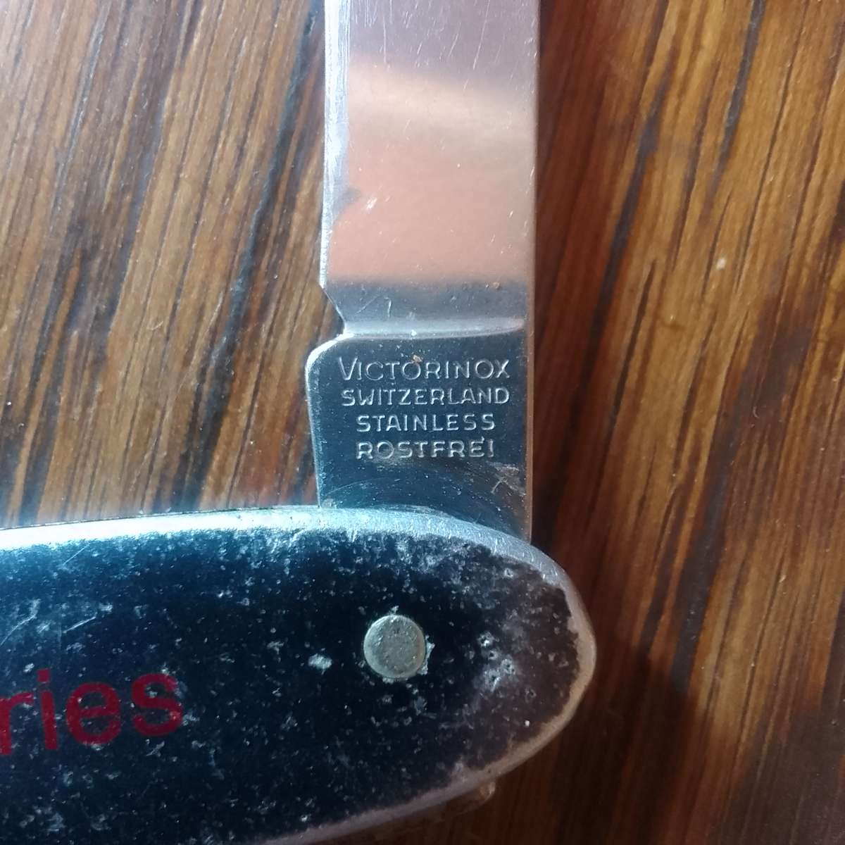 Pocket knives...1 x Victorinox.