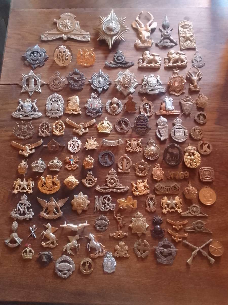 Army badges selling as a lot. No pins.