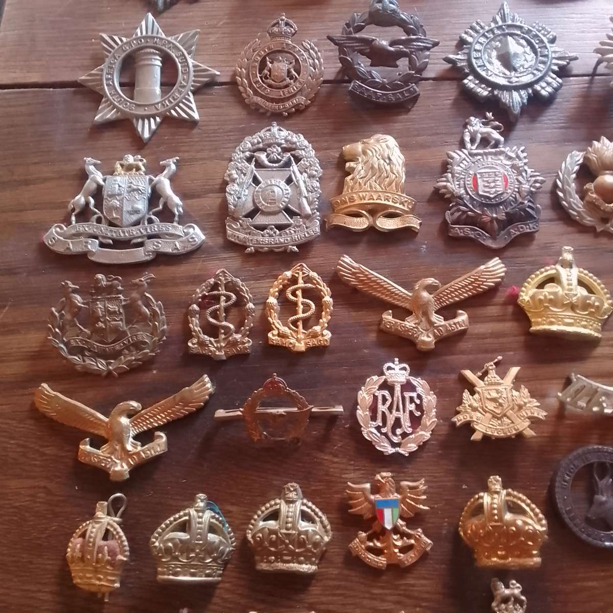 Army badges selling as a lot. No pins.