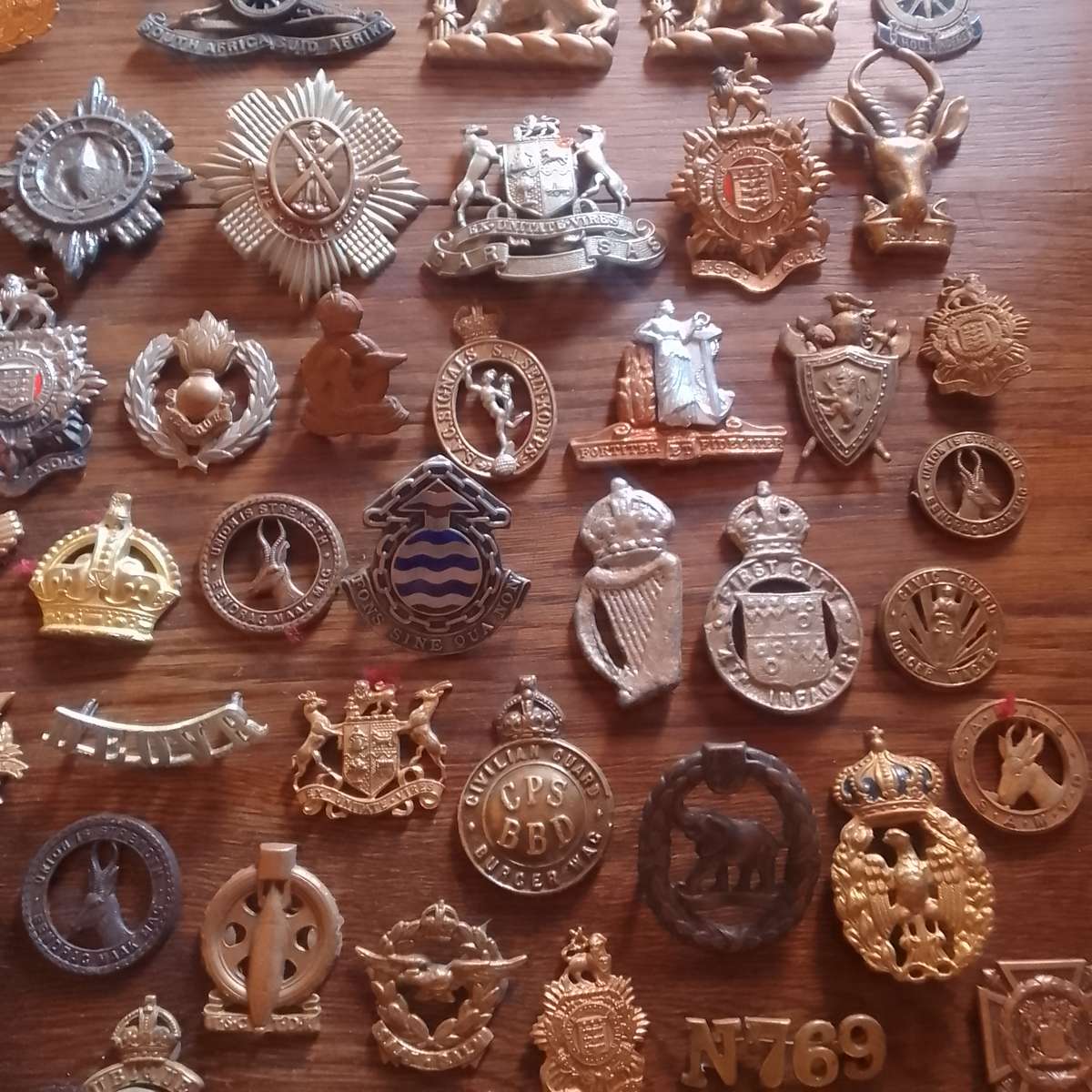 Army badges selling as a lot. No pins.