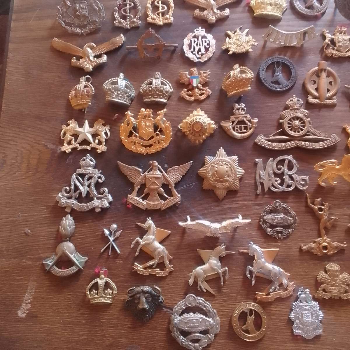 Army badges selling as a lot. No pins.