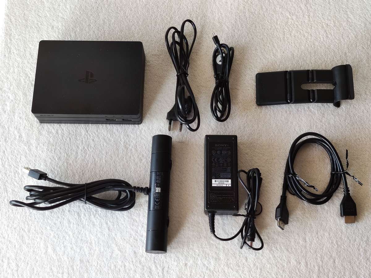 PSVR Headset + Playstation Move Controllers + 3 Games