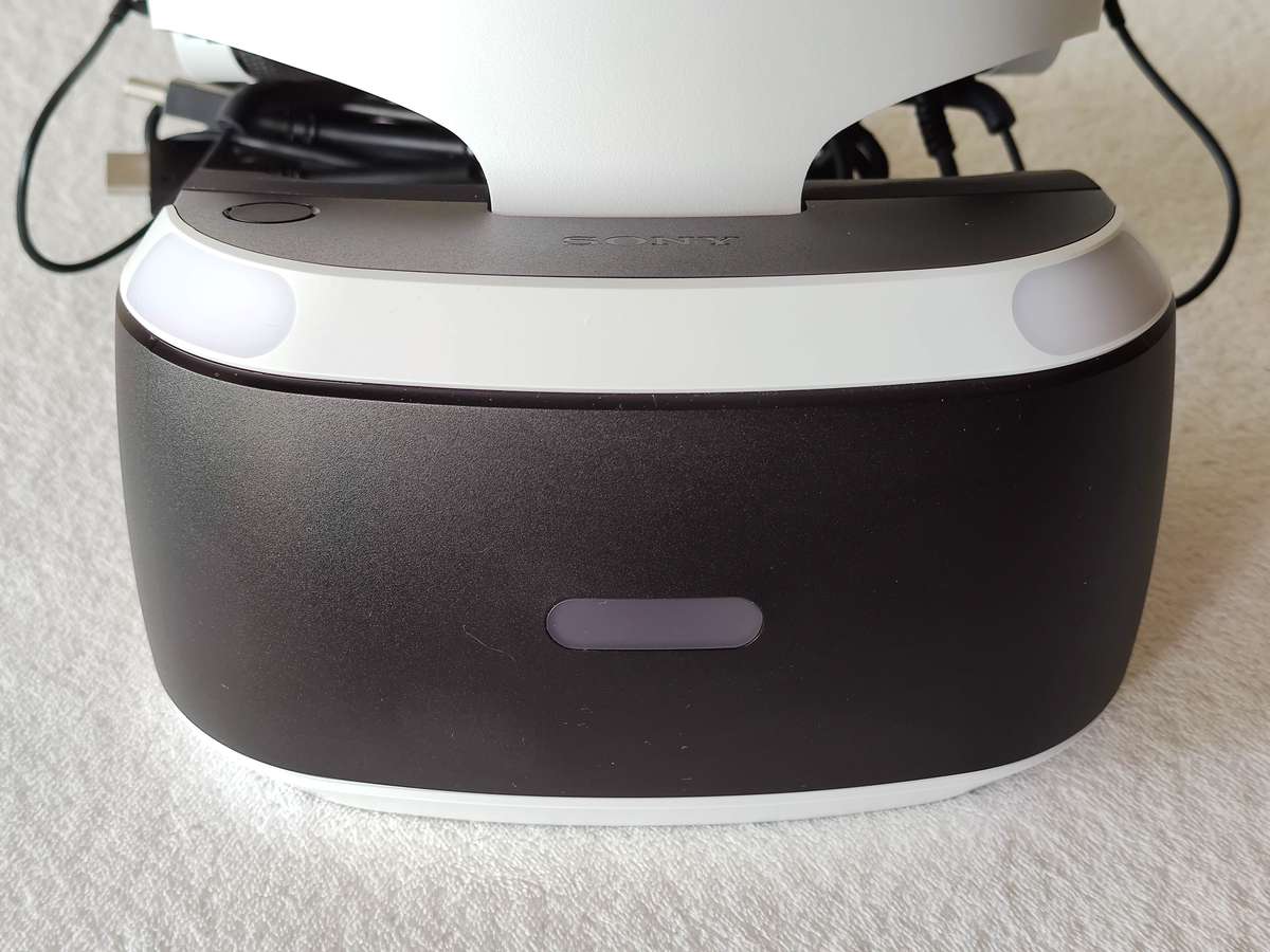 PSVR Headset + Playstation Move Controllers + 3 Games