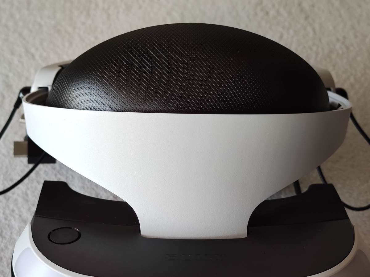 PSVR Headset + Playstation Move Controllers + 3 Games