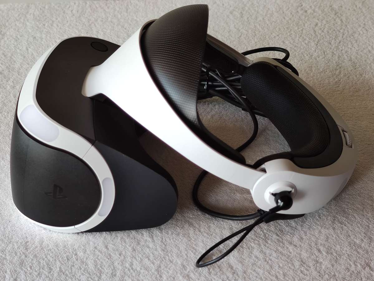 PSVR Headset + Playstation Move Controllers + 3 Games