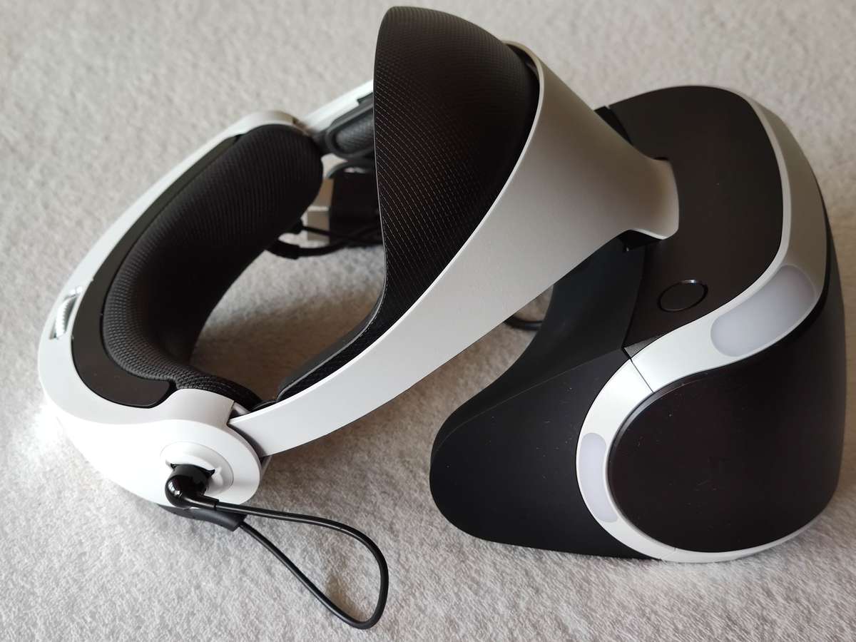 PSVR Headset + Playstation Move Controllers + 3 Games