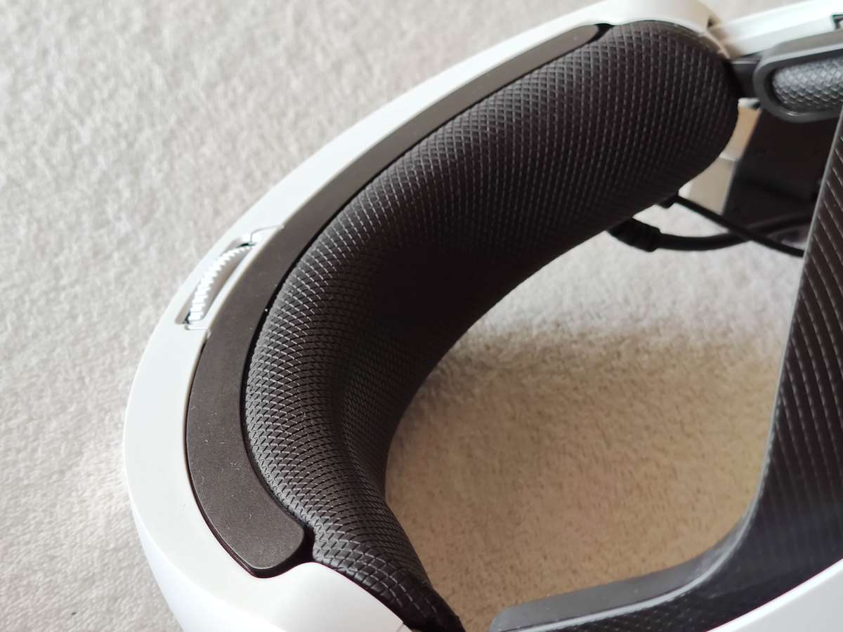 PSVR Headset + Playstation Move Controllers + 3 Games