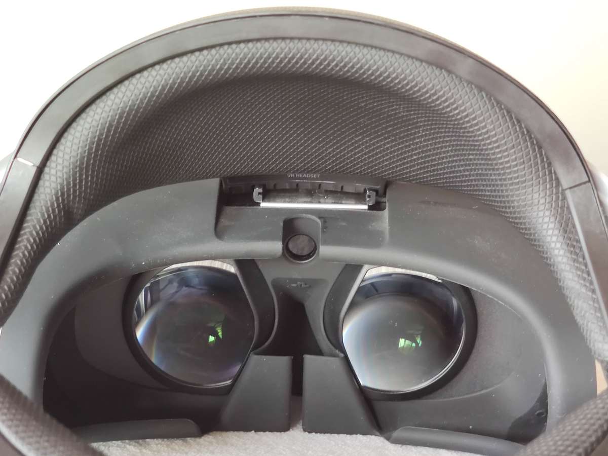 PSVR Headset + Playstation Move Controllers + 3 Games