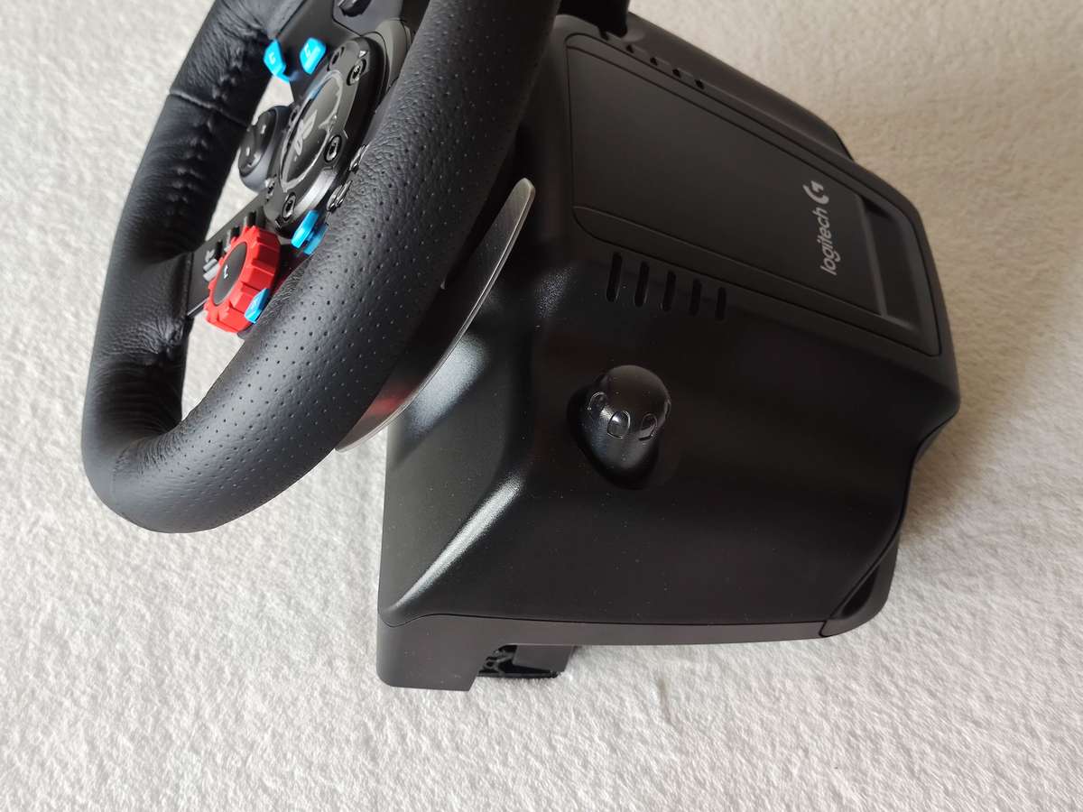 Logitech G29 Driving Force Racing Wheel (PS5, PS4, PS3)