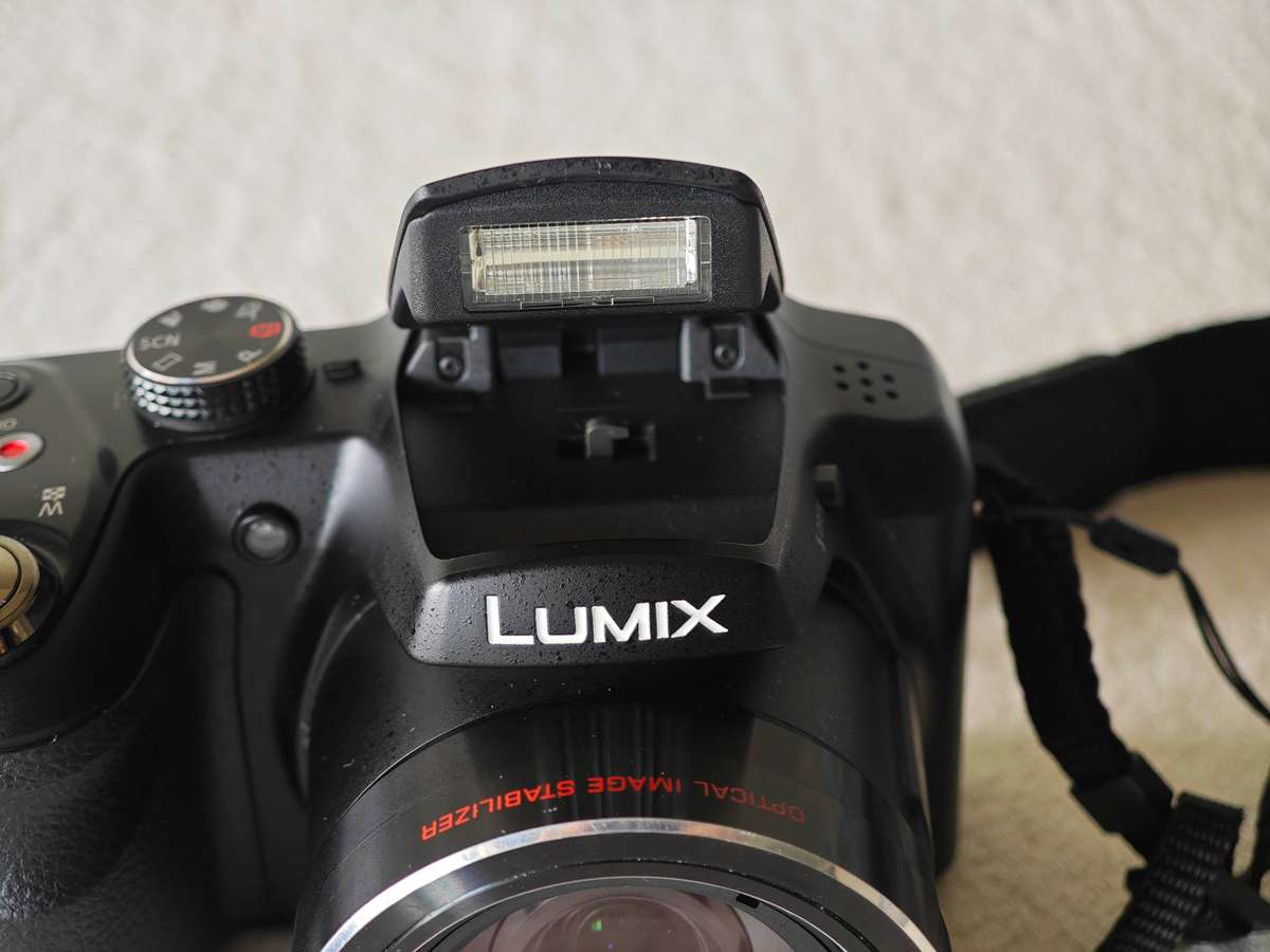 Panasonic Lumix DMC-LZ40 20MP / 42x Optical Zoom  - Connected Bridge Camera