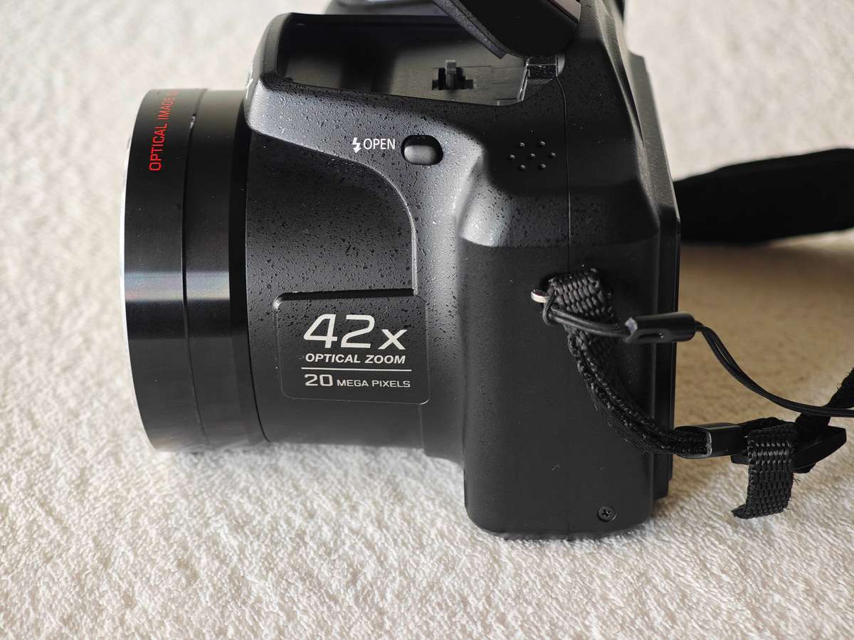 Panasonic Lumix DMC-LZ40 20MP / 42x Optical Zoom  - Connected Bridge Camera