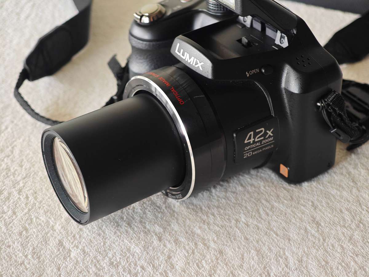 Panasonic Lumix DMC-LZ40 20MP / 42x Optical Zoom  - Connected Bridge Camera