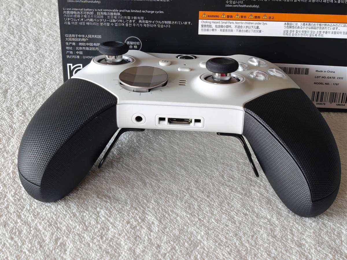 Xbox Elite Series 2 Core Wireless Controller - Xbox One / Windows