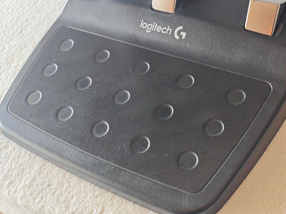 Logitech G920 Driving Force Racing Wheel (Xbox One / Xbox Series / PC)