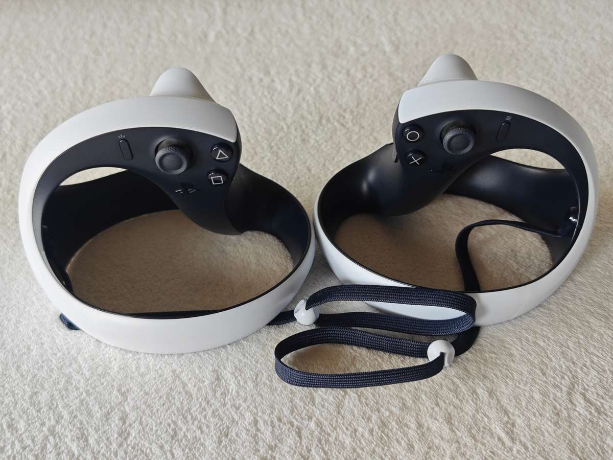 PSVR2 Headset + Controllers - PlayStation 5
