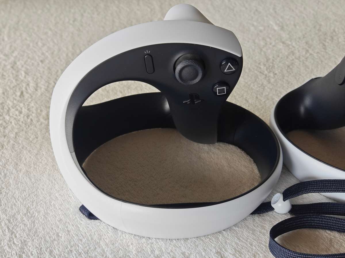 PSVR2 Headset + Controllers - PlayStation 5