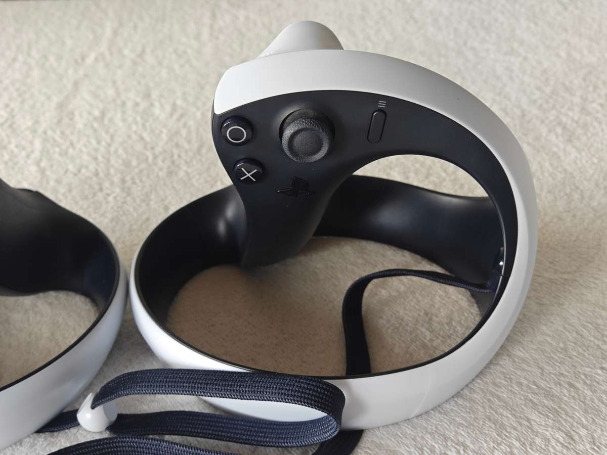 PSVR2 Headset + Controllers - PlayStation 5