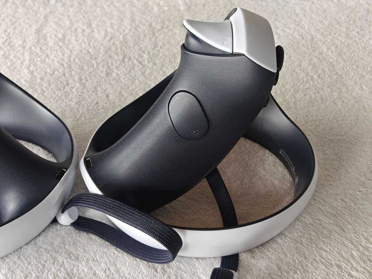 PSVR2 Headset + Controllers - PlayStation 5