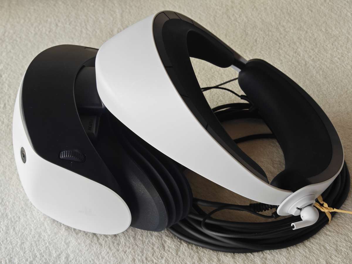 PSVR2 Headset + Controllers - PlayStation 5