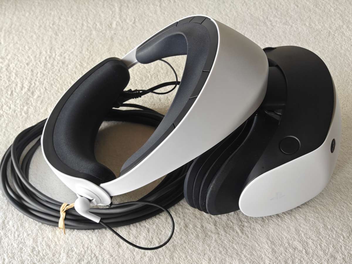 PSVR2 Headset + Controllers - PlayStation 5