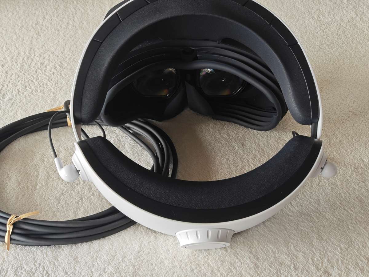 PSVR2 Headset + Controllers - PlayStation 5