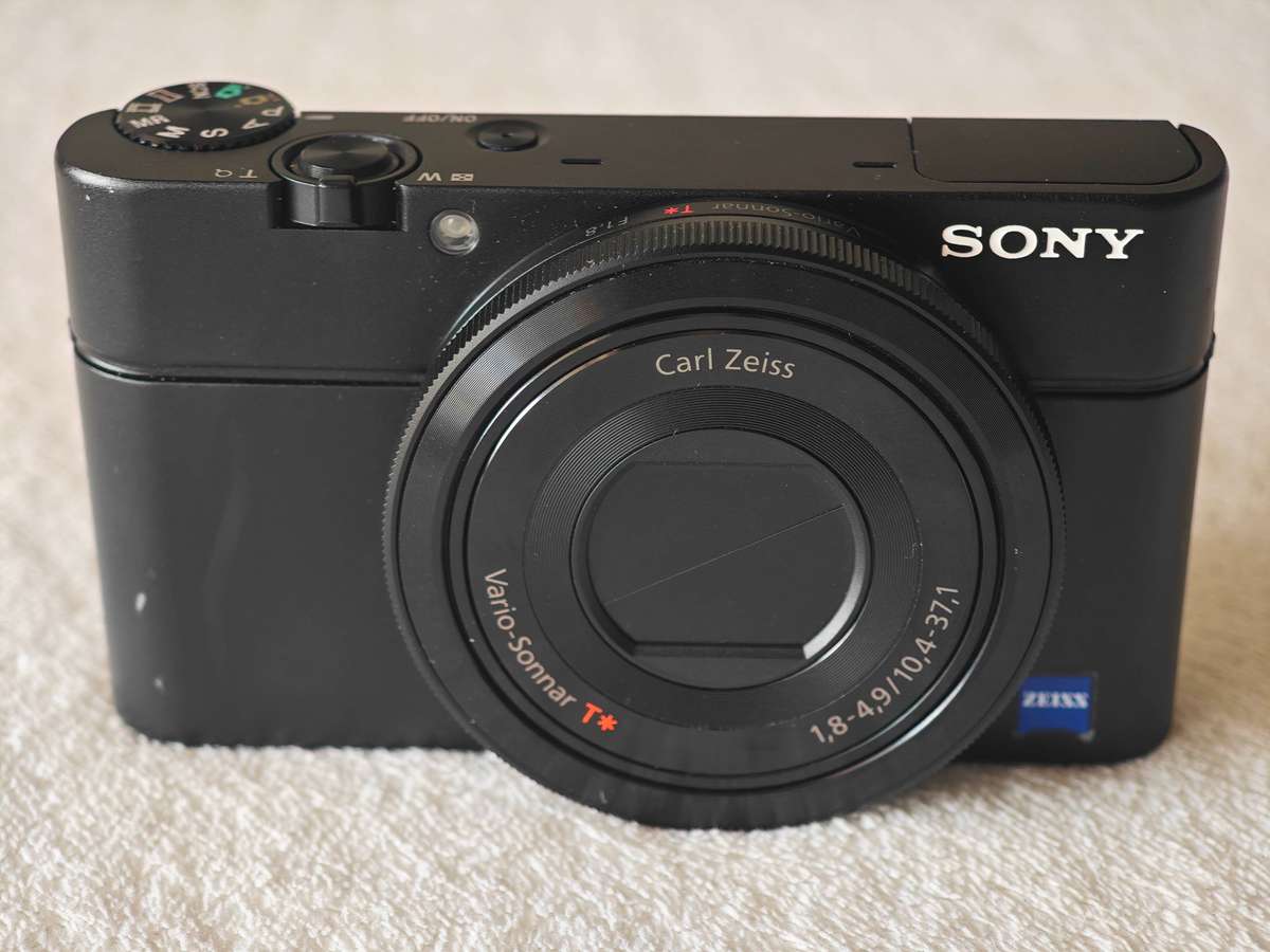 Sony RX100 (Mark 1) / 20.2MP / 28-100mm / f1.8-f4.9 / 1080p 60fps - Compact Digital Camera