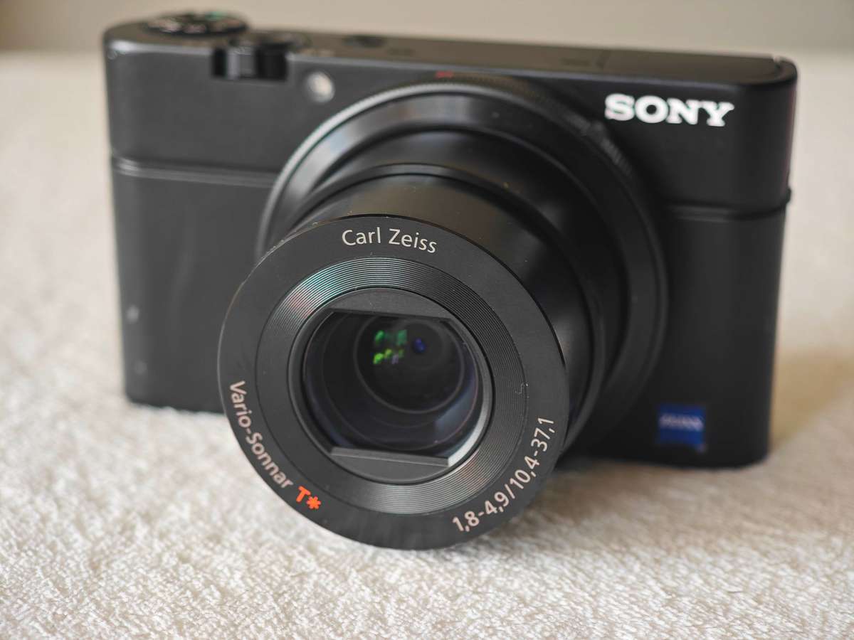 Sony RX100 (Mark 1) / 20.2MP / 28-100mm / f1.8-f4.9 / 1080p 60fps - Compact Digital Camera