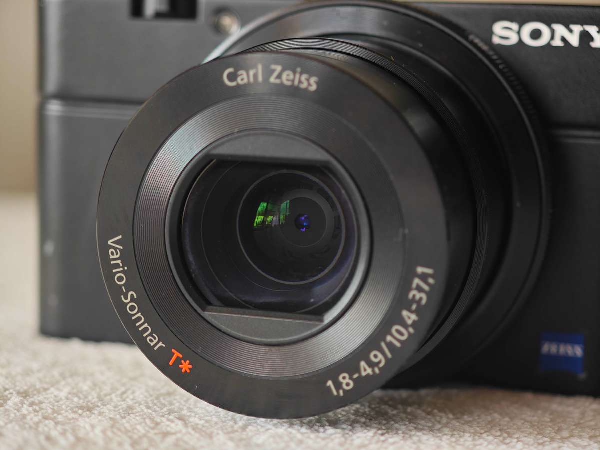 Sony RX100 (Mark 1) / 20.2MP / 28-100mm / f1.8-f4.9 / 1080p 60fps - Compact Digital Camera