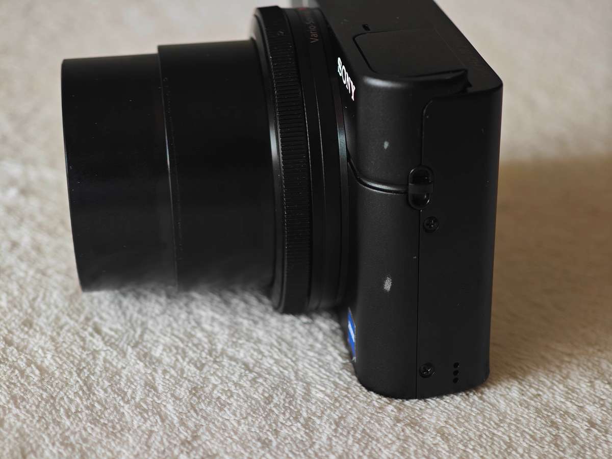 Sony RX100 (Mark 1) / 20.2MP / 28-100mm / f1.8-f4.9 / 1080p 60fps - Compact Digital Camera