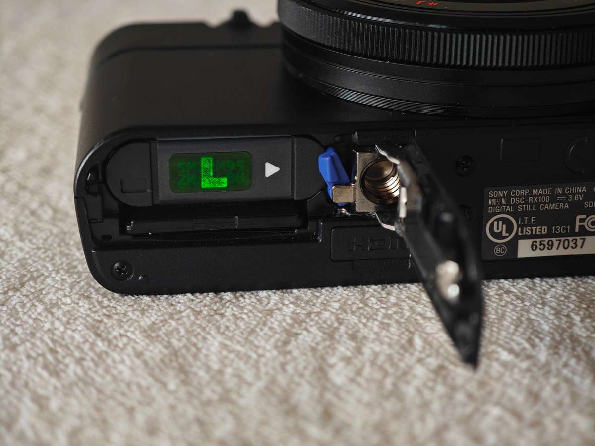 Sony RX100 (Mark 1) / 20.2MP / 28-100mm / f1.8-f4.9 / 1080p 60fps - Compact Digital Camera