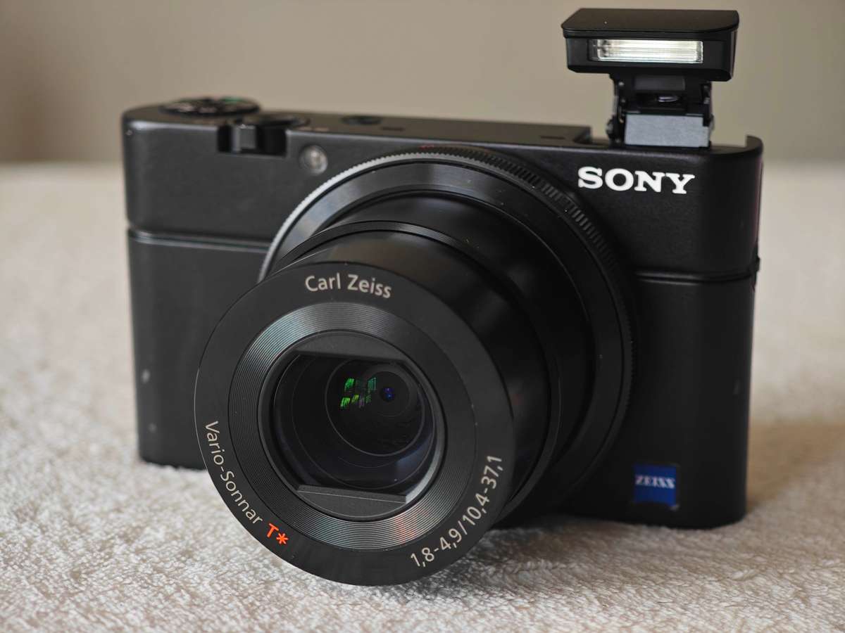 Sony RX100 (Mark 1) / 20.2MP / 28-100mm / f1.8-f4.9 / 1080p 60fps - Compact Digital Camera