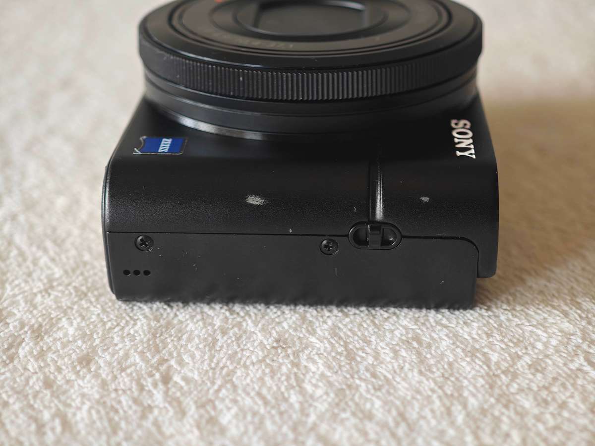 Sony RX100 (Mark 1) / 20.2MP / 28-100mm / f1.8-f4.9 / 1080p 60fps - Compact Digital Camera