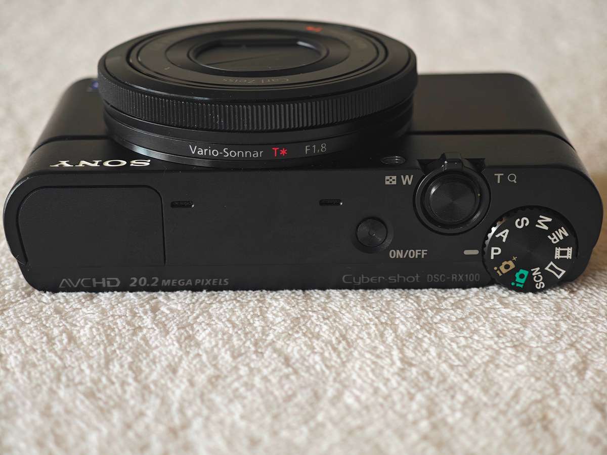 Sony RX100 (Mark 1) / 20.2MP / 28-100mm / f1.8-f4.9 / 1080p 60fps - Compact Digital Camera