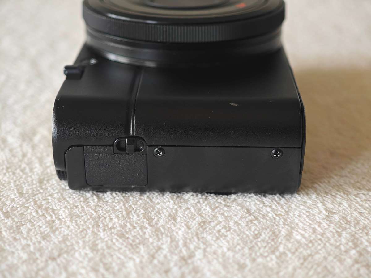 Sony RX100 (Mark 1) / 20.2MP / 28-100mm / f1.8-f4.9 / 1080p 60fps - Compact Digital Camera